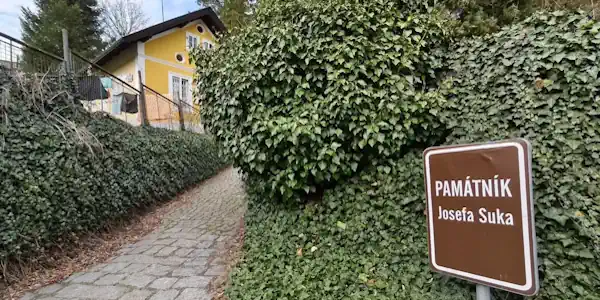 Cesta k Památníku Josefa Suka v Křečovicích